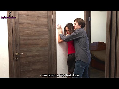 ❤️ Ko te Kaihokohoko Sexy ka whakakorikori i tana Topanga me te whanako i a ia e hoko ana i tana whare noho - Krempai ❌ Porno i a matou ❌️❤